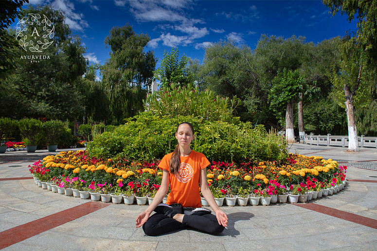 yogine médite en chin mudra photo